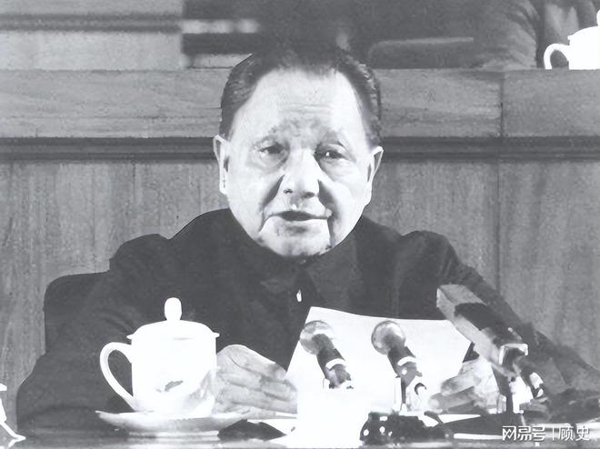 来看望压低声音说：提防那俩戴眼镜的爱游戏网站入口73年复出萧劲光前(图2)
