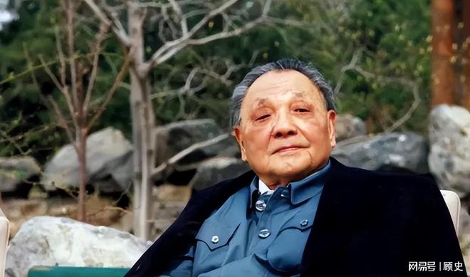来看望压低声音说：提防那俩戴眼镜的爱游戏网站入口73年复出萧劲光前